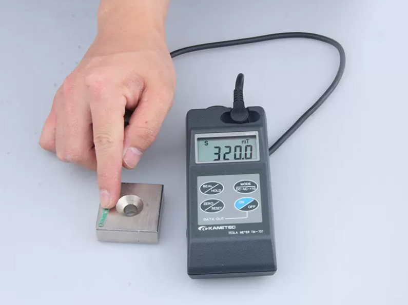 surface magnetic field strength measurement of a square countersunk magnet