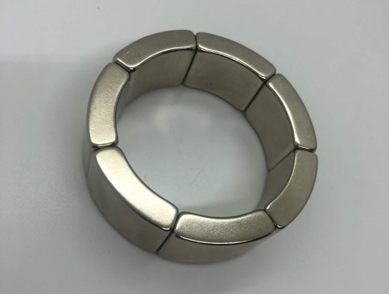 Rare-earth arc curved magnets