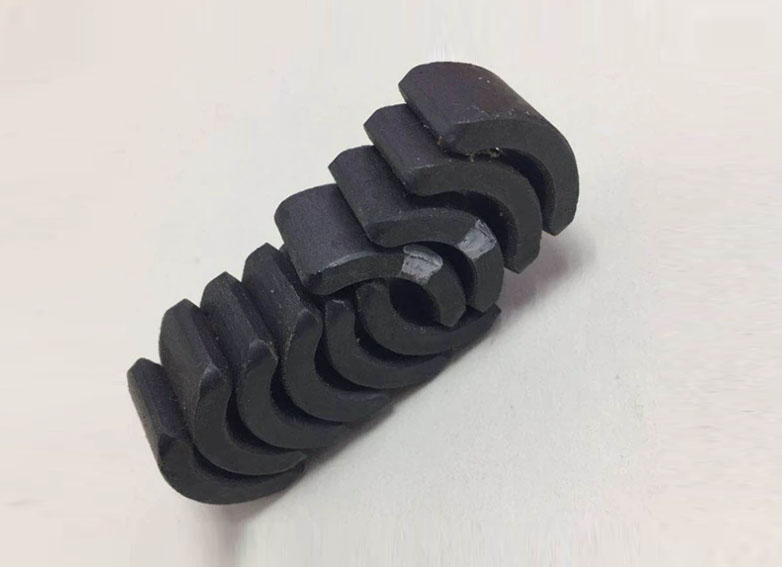 Picture of the appearance of a curved ferrite magnet