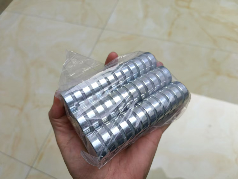 25x8mm round galvanized neodymium magnets with very strong suction.